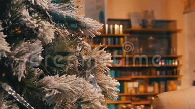 装饰舒适的<strong>圣诞橱窗</strong>，美丽的<strong>圣诞</strong>树特写
